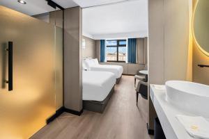 Postel nebo postele na pokoji v ubytování Ly New York Hotel