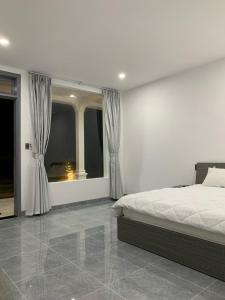 Ấp Lò GốmにあるSea Breeze Homestay - Phước Hảiのベッドと大きな窓のある寝室 +21枚の写真