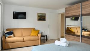 un soggiorno con divano e letto di Porto Azzurro apartments a Tivat