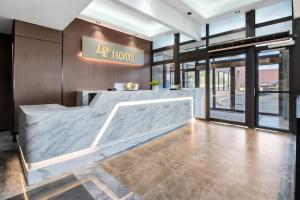 Postel nebo postele na pokoji v ubytování Ly New York Hotel