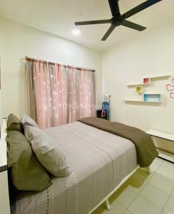 Bett in einem Schlafzimmer mit Deckenventilator in der Unterkunft Mesahill 2 Bedroom (Deluxe Queen) by DKAY in Nilai in Nilai
