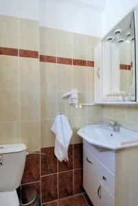 A bathroom at Enalion Hotel