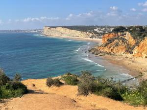 a view of a beach with cliffs and the ocean at Beautiful sea view in Luz
