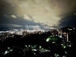 Blick auf eine Stadt in der Nacht mit in der Unterkunft 1301 Luxury Penthouse, Poblado in Medellín