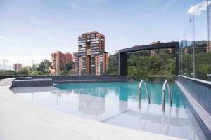 einen Pool auf einem Gebäude in der Unterkunft 1301 Luxury Penthouse, Poblado in Medellín