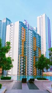 eine Gruppe großer Gebäude in einer Stadt in der Unterkunft Mesahill 2 Bedroom (Deluxe Queen) by DKAY in Nilai in Nilai