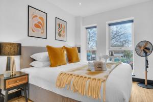 A bed or beds in a room at homely - North London Luxury Apartments Finchley