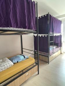 Voodi või voodid majutusasutuse NEWBORN comfort HOSTEL the biggest hostel of town with best location toas