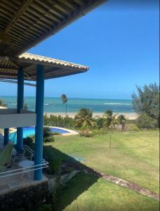 Casa de Praia em Mundaú في مونداو: منظر على الشاطئ والمحيط من منزل