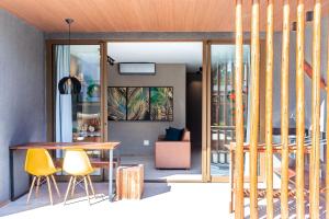 ein Esszimmer mit einem Tisch, Stühlen und einem Tisch in der Unterkunft Essence Beira Mar de Tatuamunha na Rota dos Milagres por Quarto à Vista in Tatuamunha