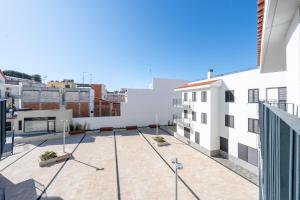 un patio en el centro de un edificio en Hauzify I Apartaments Voramar en San Pol de Mar