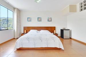 ein Schlafzimmer mit einem großen Bett und einem großen Fenster in der Unterkunft Aviró Hotel in La Merced