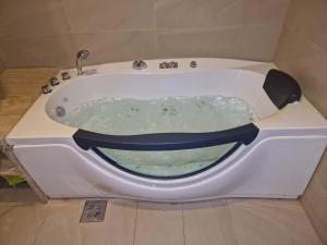 Bilde i galleriet til SkyAprt77m Jacuzzi i Budva
