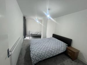1 dormitorio con cama y luces. en A&K Inn, en Bournemouth
