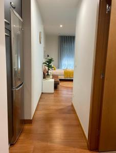 um corredor que leva a uma sala de estar com uma cama em CarreraHouses Brisa em Vigo
