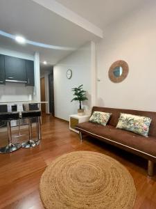 uma sala de estar com um sofá e uma mesa em CarreraHouses Brisa em Vigo