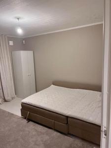 um quarto com uma cama num quarto em Villa, Barnvänlig, nära strand/shopping em Halmstad