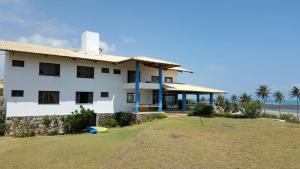 a white house with a view of the ocean at Casa de Praia em Mundaú in Mundaú