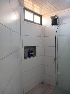 トゥリアルバにあるLedy's Innのバスルーム(シャワー、窓付)が備わります。