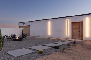 Un edificio con luces en el costado. en SkyDweller - Joshua Tree Modern, en Joshua Tree