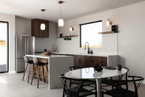 Una cocina con una mesa y algunas sillas. en SkyDweller - Joshua Tree Modern, en Joshua Tree