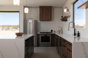 Una cocina o zona de cocina en SkyDweller - Joshua Tree Modern