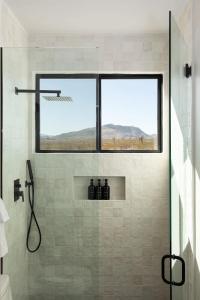 Un baño de SkyDweller - Joshua Tree Modern