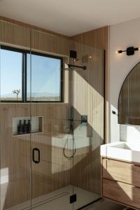 łazienka z przeszkloną kabiną prysznicową i umywalką w obiekcie SkyDweller - Joshua Tree Modern w mieście Joshua Tree