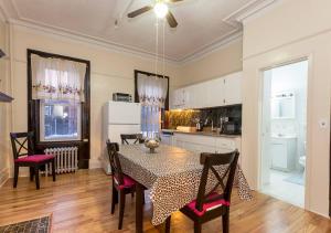 cocina y comedor con mesa y sillas en Comfortable One Bedroom Apartment en Nueva York