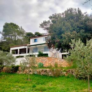 a house on top of a stone wall at Le Mas du 1934 in Lorgues