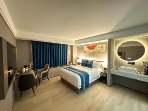 Postel nebo postele na pokoji v ubytování Ly New York Hotel