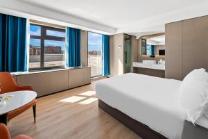 a bedroom with a large bed and a bathroom at Ly New York Hotel in College Point