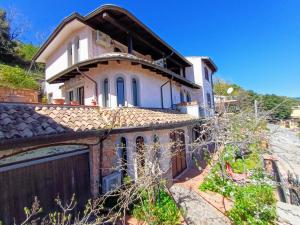 una casa con una puerta y una valla en Monti e Mare en Lanusei