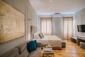 TV a/nebo společenská místnost v ubytování Mantzarou Suites by Corfu Collection