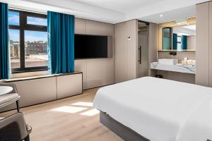 Postel nebo postele na pokoji v ubytování Ly New York Hotel