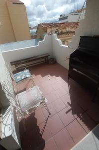 uma varanda com um piano e um banco no telhado em Departamento em Tarija