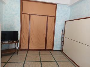 una puerta abierta en una habitación con nevera en camere Caterina, en Bonassola