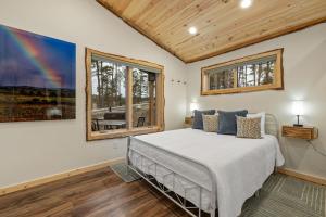 1 dormitorio con cama y ventana grande en Hottub Haven BHBungalows #9, en Custer