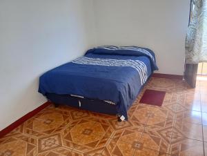 uma cama sentada num canto de um quarto em Luna y Mar em Oaxaca de Juárez
