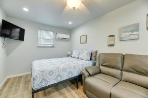 a small bedroom with a bed and a couch at Quaint Texas Studio 1 Mi to Rockport Beach! in Rockport