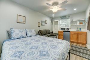 Un dormitorio grande con una cama y una cocina. en 1 Mi to Rockport Beach Quaint Studio with Patio, en Rockport