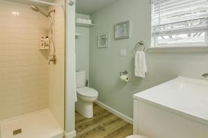Un baño con inodoro, ducha y lavabo. en 1 Mi to Rockport Beach Quaint Studio with Patio, en Rockport 16 fotos más
