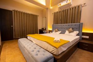 ein Schlafzimmer mit einem Bett mit einer gelben Decke darauf in der Unterkunft Lavender Heights in Lonavla