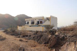 una casa al lado de una montaña en Mount Villa, en Bedla