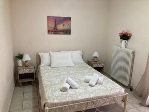 - une chambre avec un lit et 2 oreillers dans l'établissement Διαμέρισμα στην Κέρκυρα, à Kanálion
