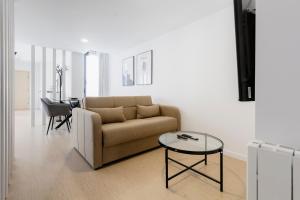 uma sala de estar com um sofá e uma mesa em Castle Palm View em Leiria