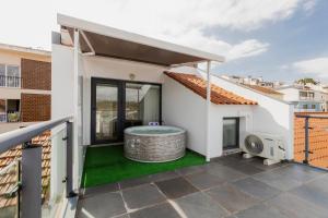 a backyard with a hot tub on a roof at Castle Palm View in Leiria