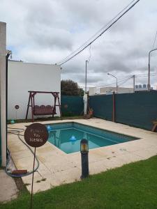 een klein zwembad met een bord in een tuin bij Casa Quinta RAFAELA in Rafaela
