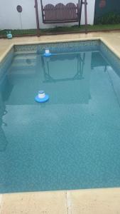 een zwembad met een bank en blauw water bij Casa Quinta RAFAELA in Rafaela