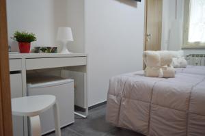 1 dormitorio con cama, escritorio y taburete en B&B SERENITY2024 en Roma